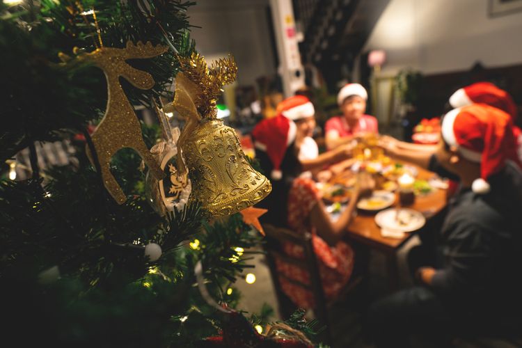 Group people have a dinner christmas party at home(Shutterstock/Torwaistudio)
